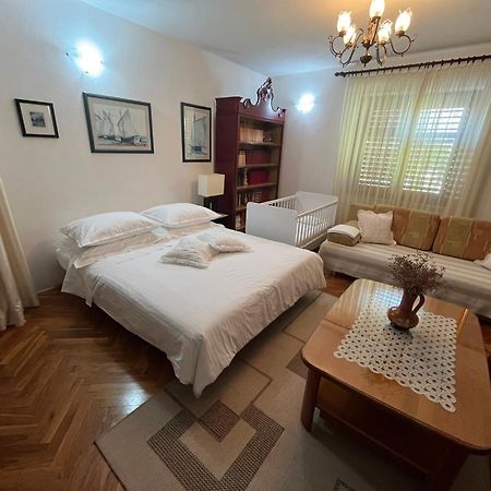Apartman Mladenka Supetar Exterior foto