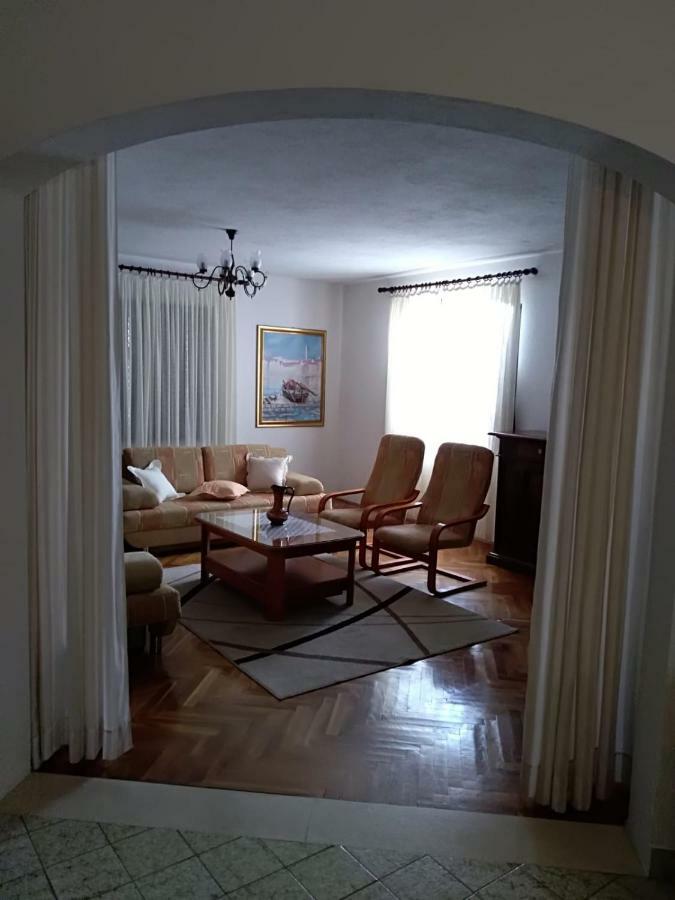 Apartman Mladenka Supetar Exterior foto